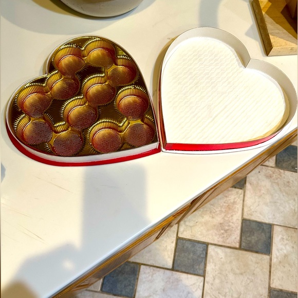 RUSSELL STOVER VALENTINE HEART ROSE PRINT CHOCOLATE BOX 11 in SPECIAL GIFT DECOR - Picture 7 of 8